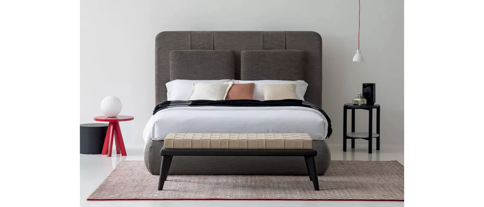 Letto con testiera scenografica Durbar di Oggioni