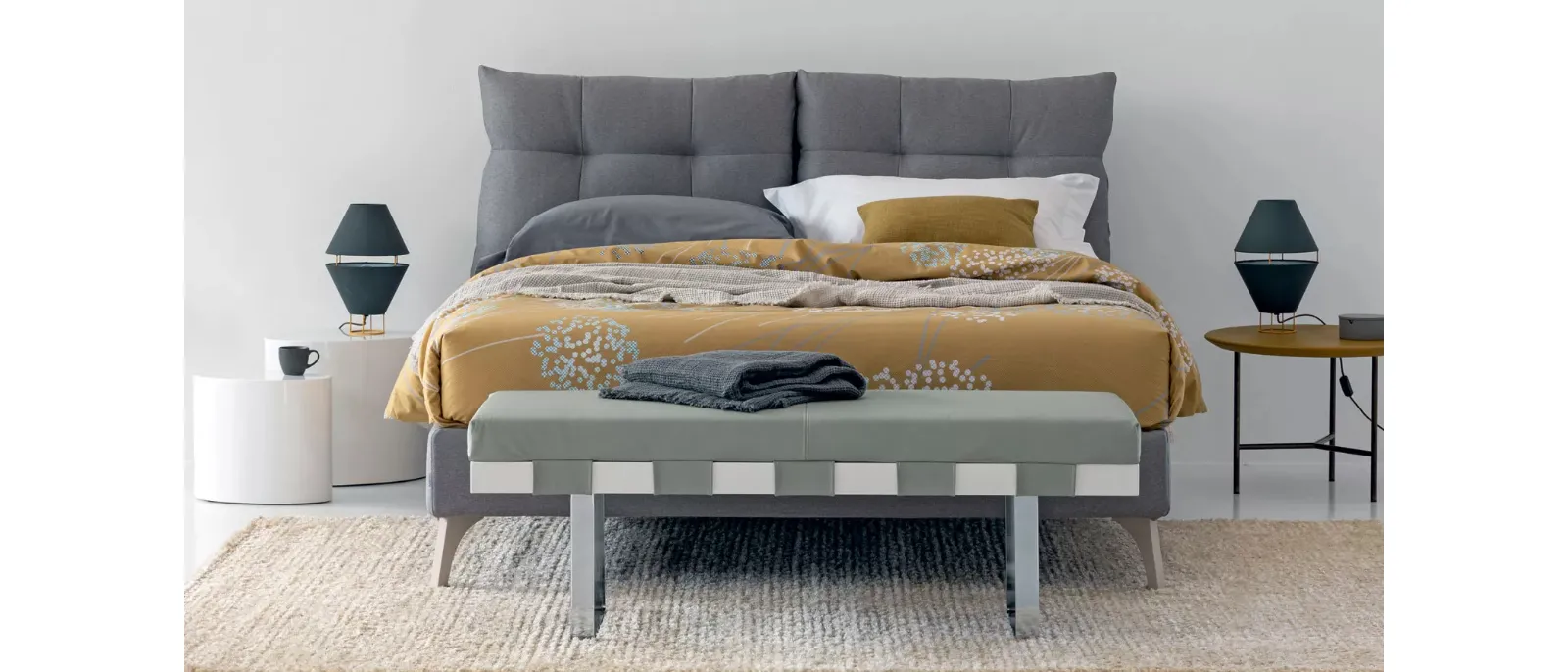 Letto in tessuto imbottito Loren con contenitore di Oggioni