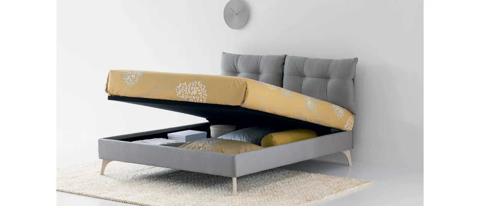 Letto in tessuto imbottito Loren con contenitore di Oggioni