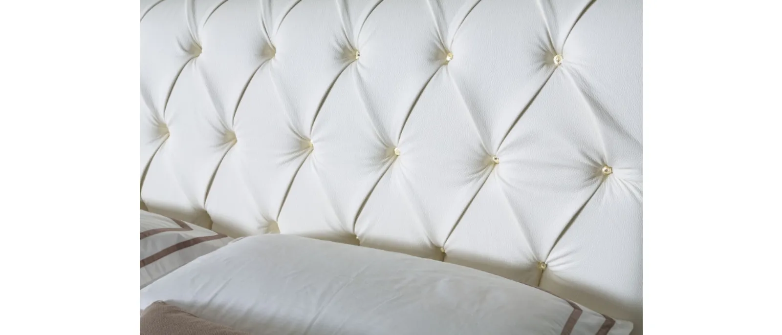 Letto classico in pelle imbottito con testiera trapuntata Raffaello di Le Comfort