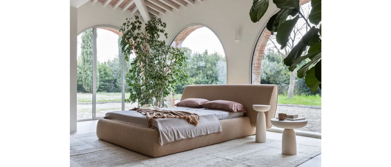 Letto matrimoniale imbottito scultoreo Rio di Mogg