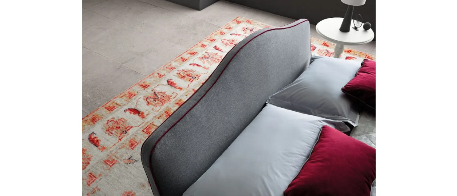 Letto in tessuto imbottito con testiera sagomata Rosa di Le Comfort