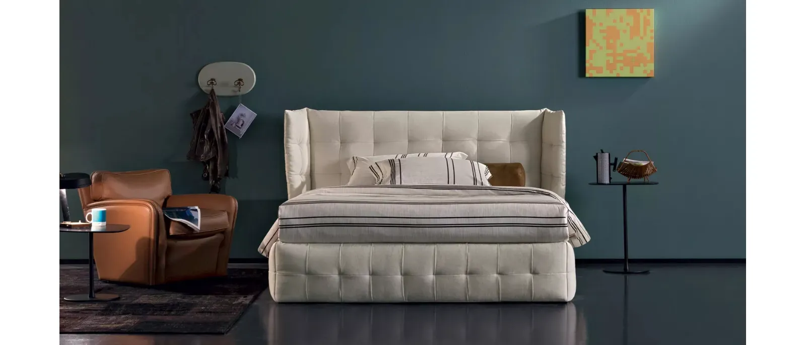 Letto Taste Quilt in tessuto trapuntato con testiera avvolgente di Oggioni
