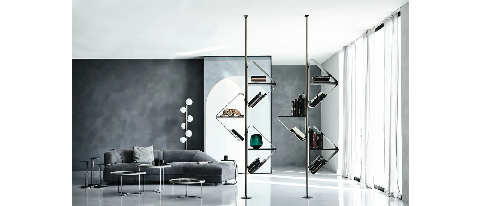 Libreria divisoria  in metallo con ripiani in legno Spinnaker di Cattelan Italia
