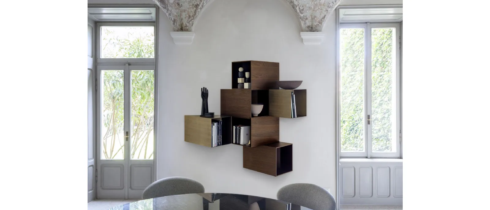 Libreria sospesa in legno e metallo Cellula Wood di Mogg