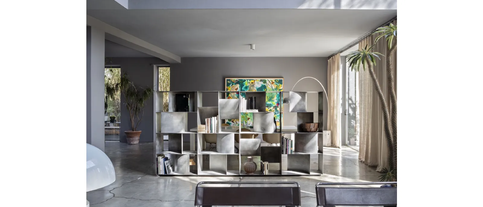 Libreria divisoria di design in metallo Judd di Mogg