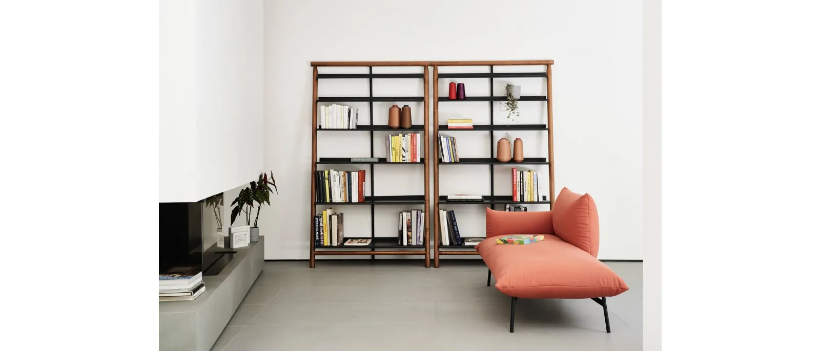 Libreria Suite 02 in legno con ripiani in metallo di Midj