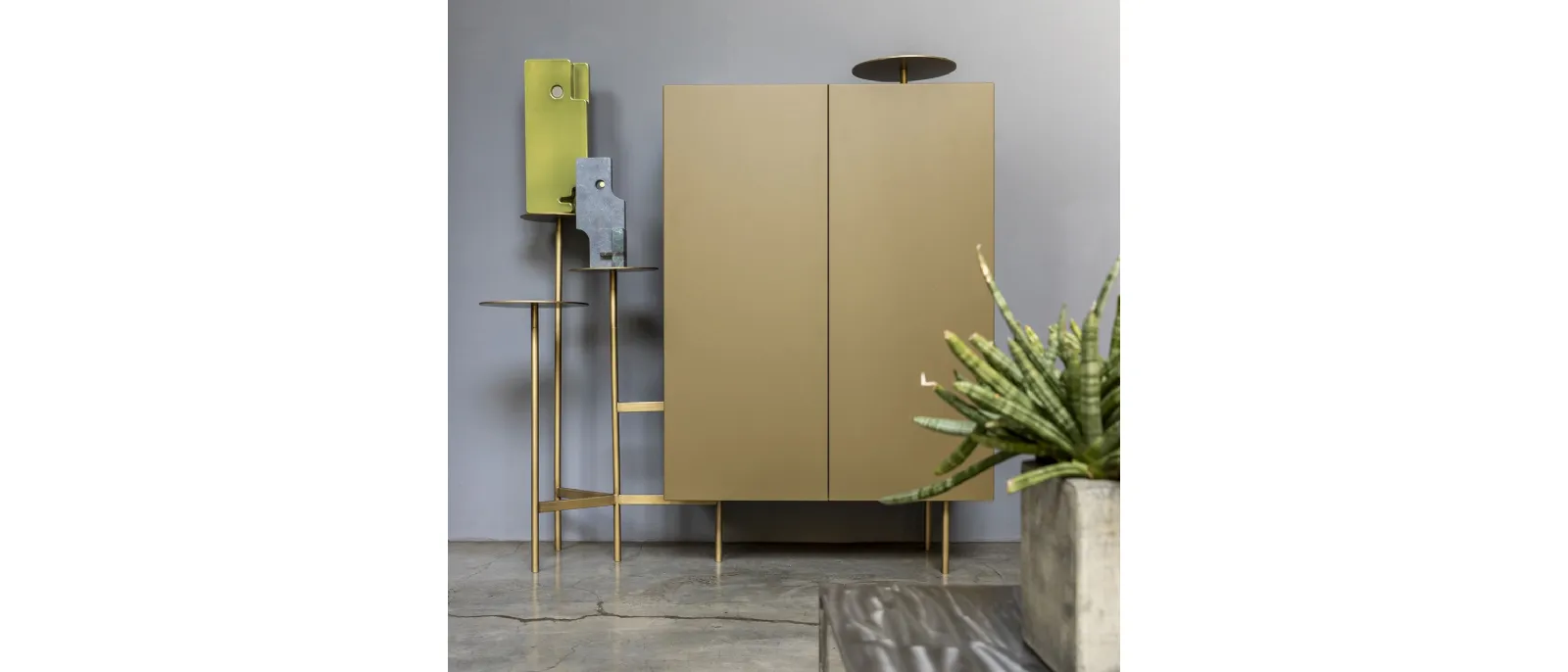 Madia Alta in laccato con supporti in metallo Ikebana di Mogg