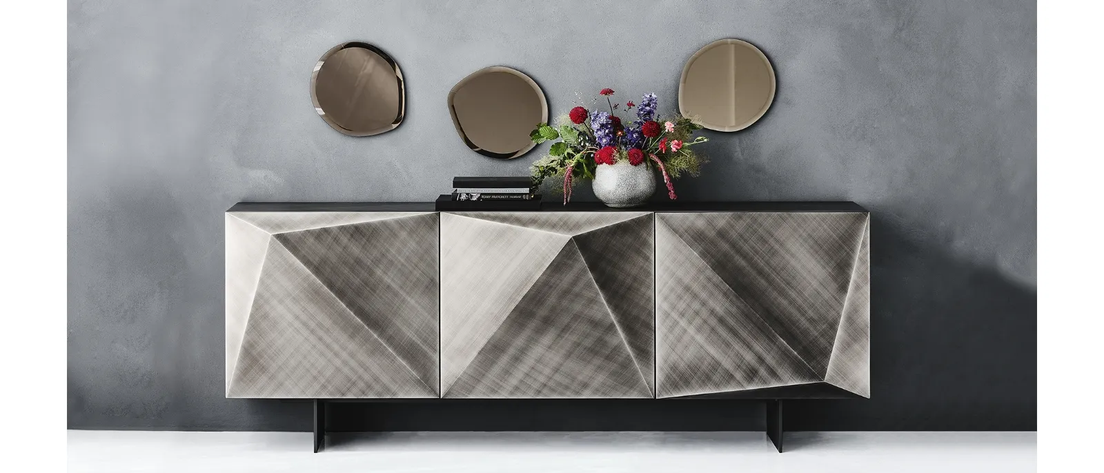 Madia Kayak in laccato Brushed Grey con piedini in acciaio di Cattelan Italia