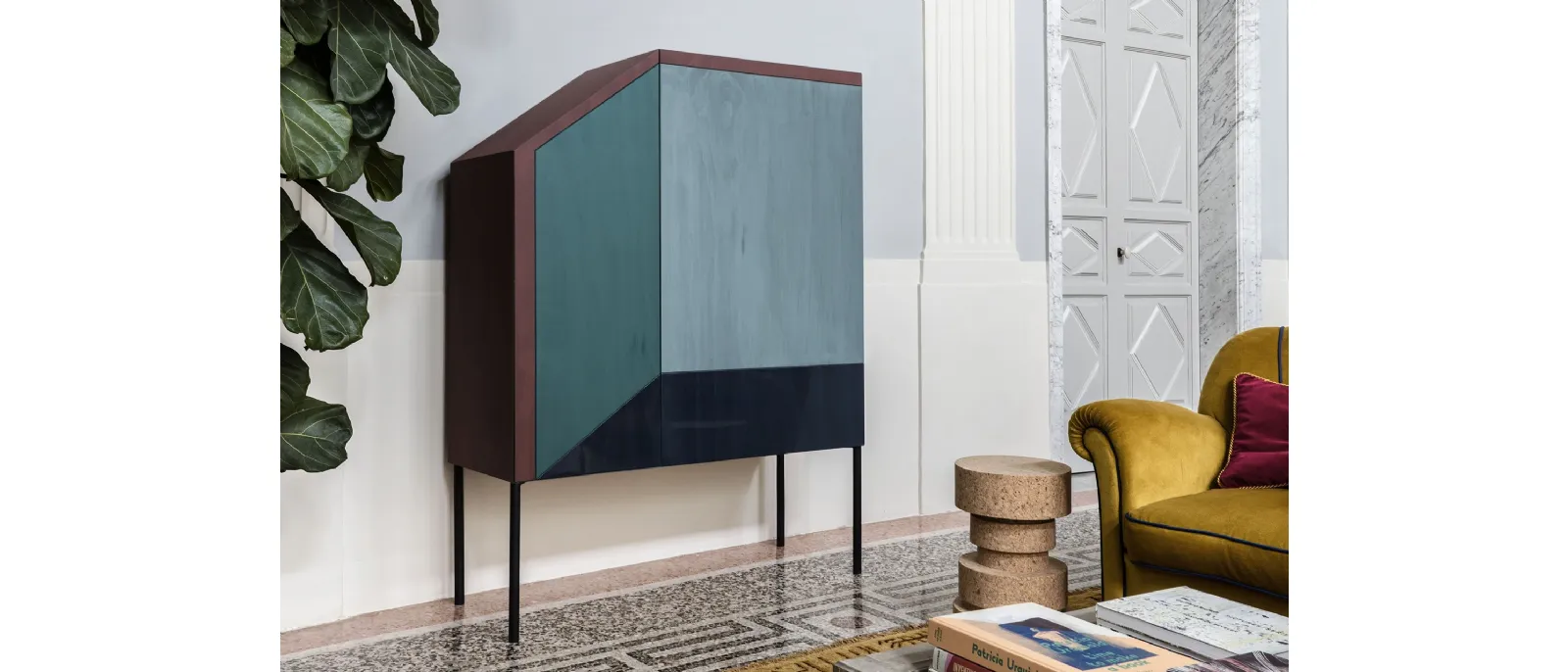Madia Alta asimmetrica in MDF placcato legno laccato opaco Ritratti di Mogg