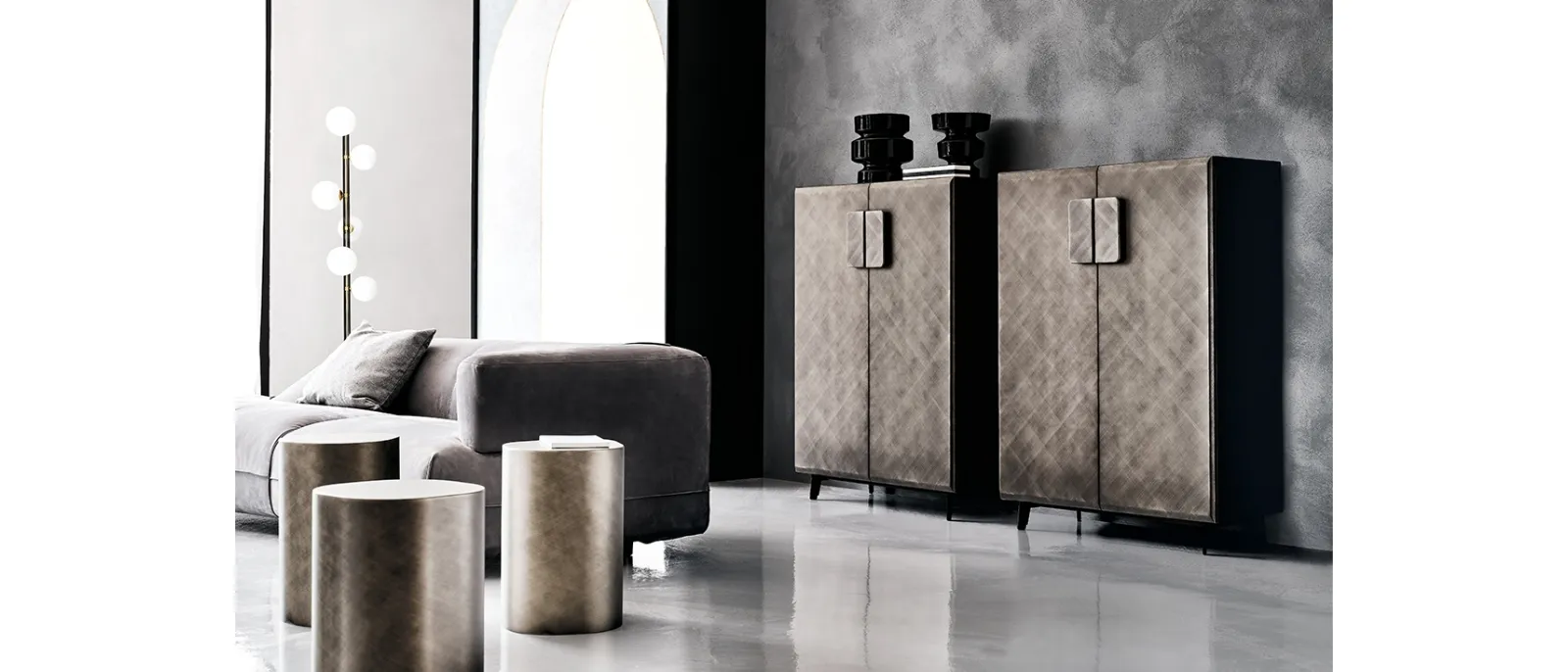 Madia in legno con ante in finitura Brushed Grey Tudor di Cattelan Italia