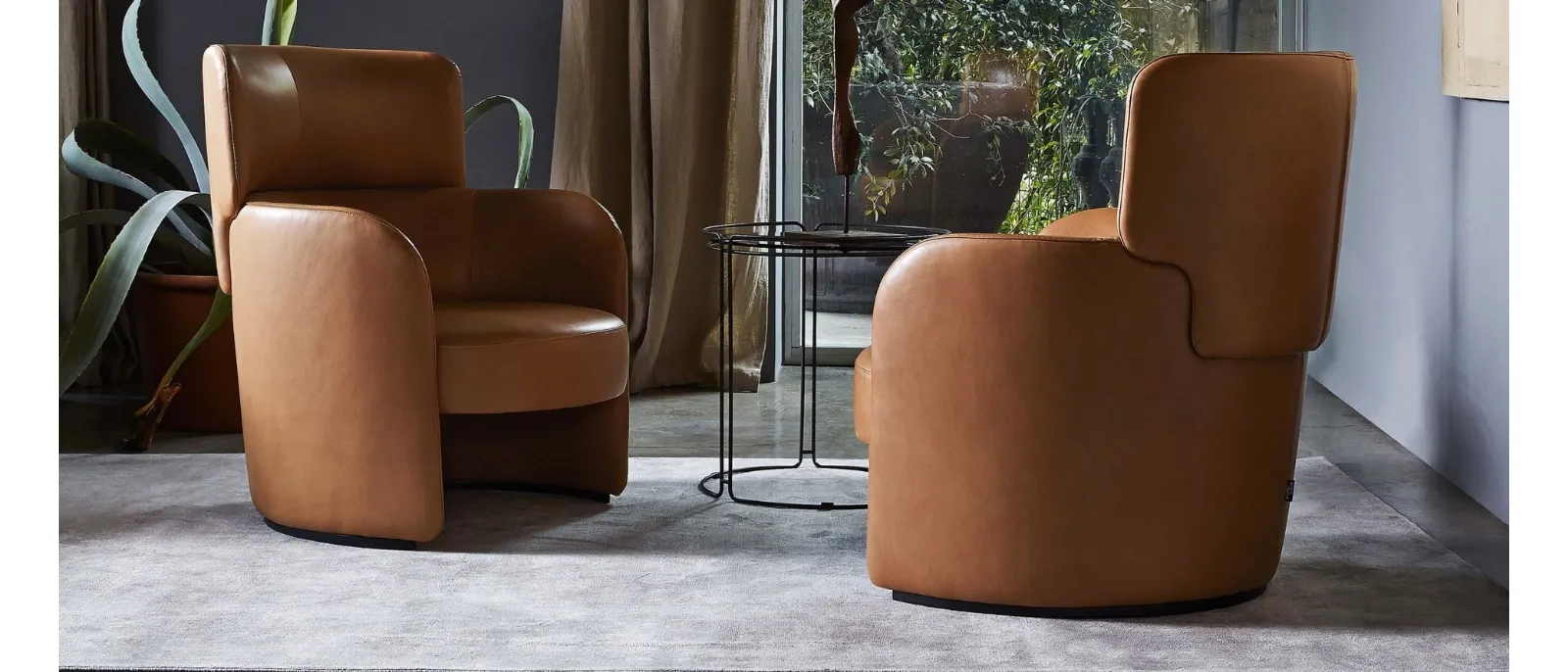 Poltroncina dalla forma tondeggiante in pelle Claire Ditre Italia