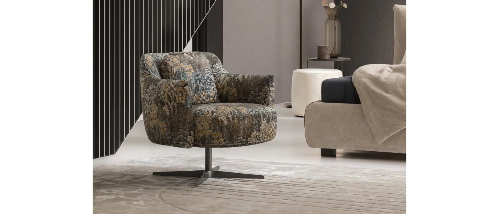 Poltroncina girevole in tessuto con motivo floreale Shelley di Le Comfort