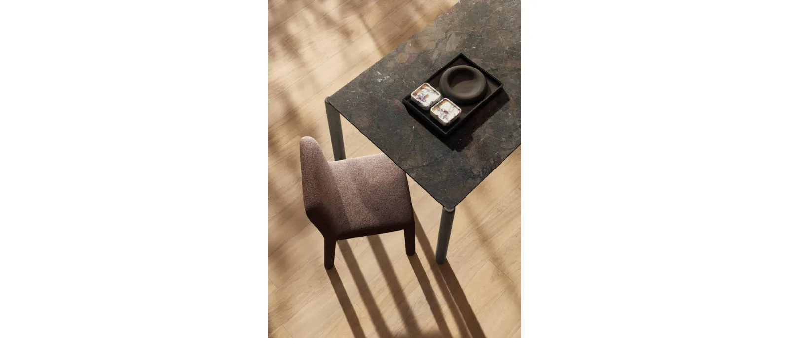 Sedia rivestita in tessuto Aqualta 2795 di Lago