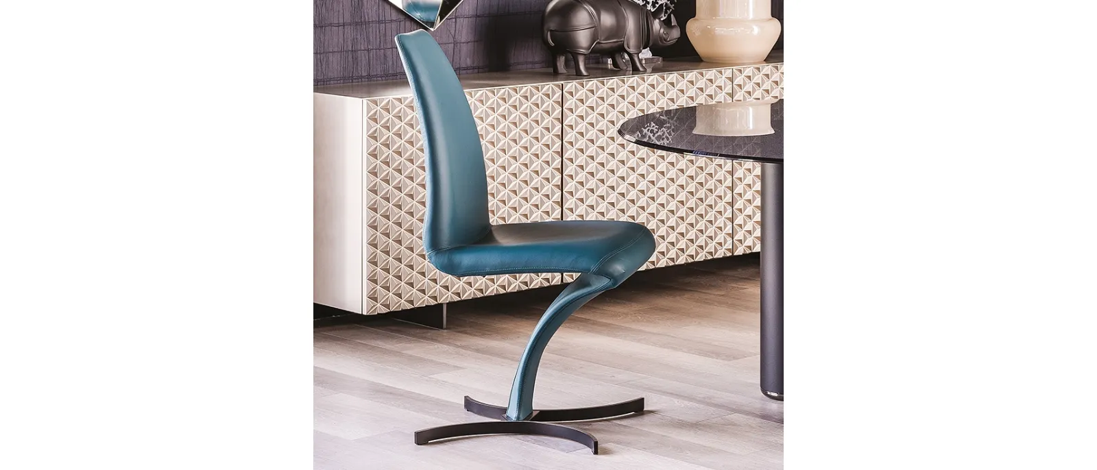 Sedia di design con base in acciaio e rivestimento in pelle Betty di Cattelan Italia