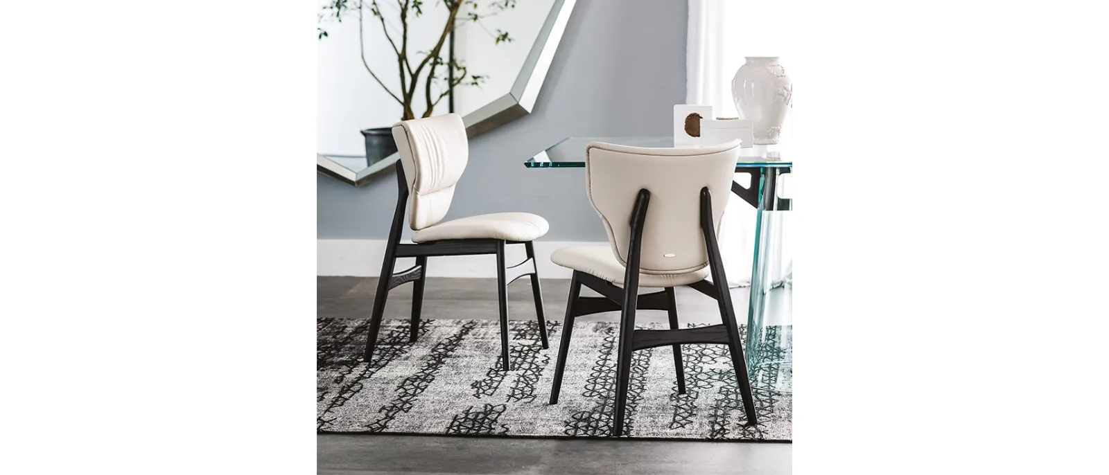 Sedia in legno con seduta e schienale in pelle Dumbo di Cattelan Italia