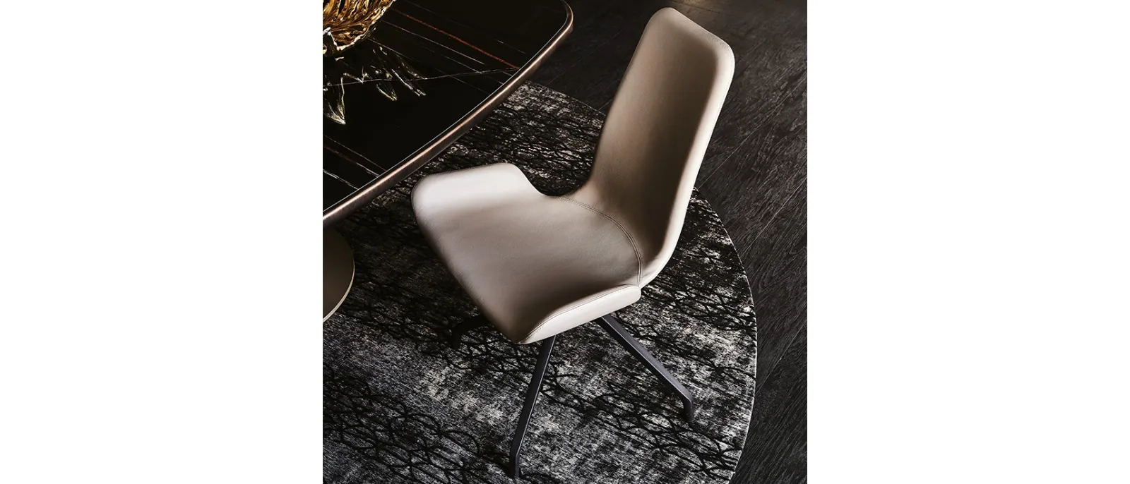 Sedia a 4 razze girevoli in acciaio con seduta in pelle Flamingo di Cattelan Italia