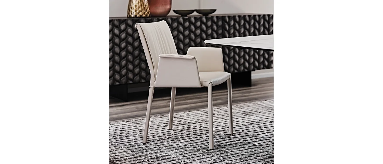 Sedia in ecopelle con braccioli Italia di Cattelan Italia