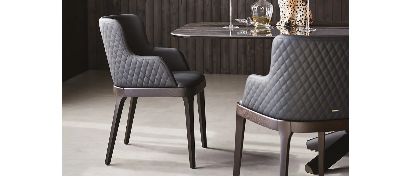 Sedia in pelle con schienale trapuntato Magda Couture di Cattelan Italia