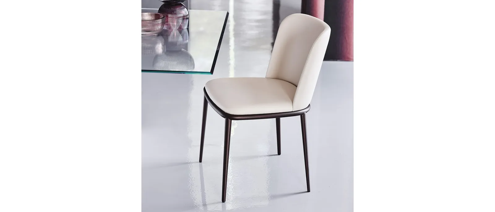 Sedia in pelle senza braccioli con struttura in metallo Magda ML di Cattelan Italia