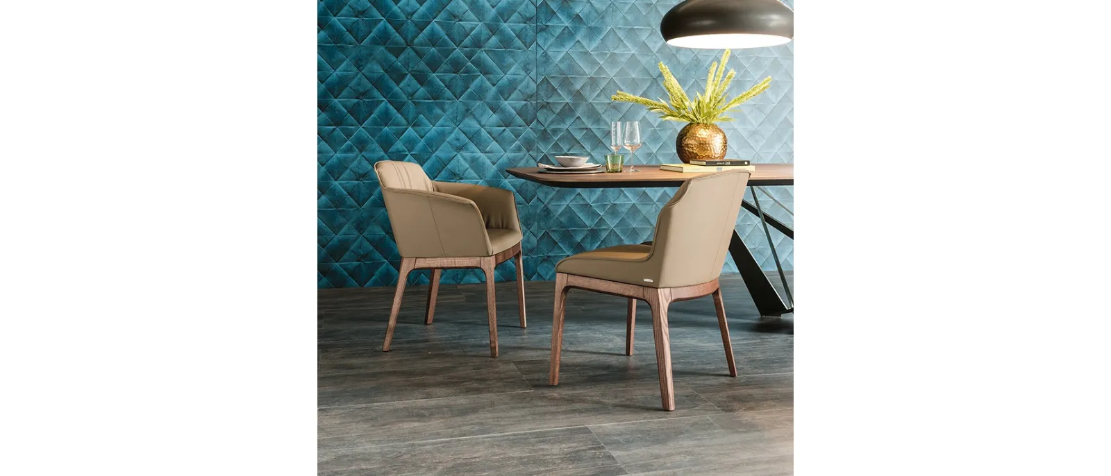 Sedia Musa in pelle con base in legno di Cattelan Italia