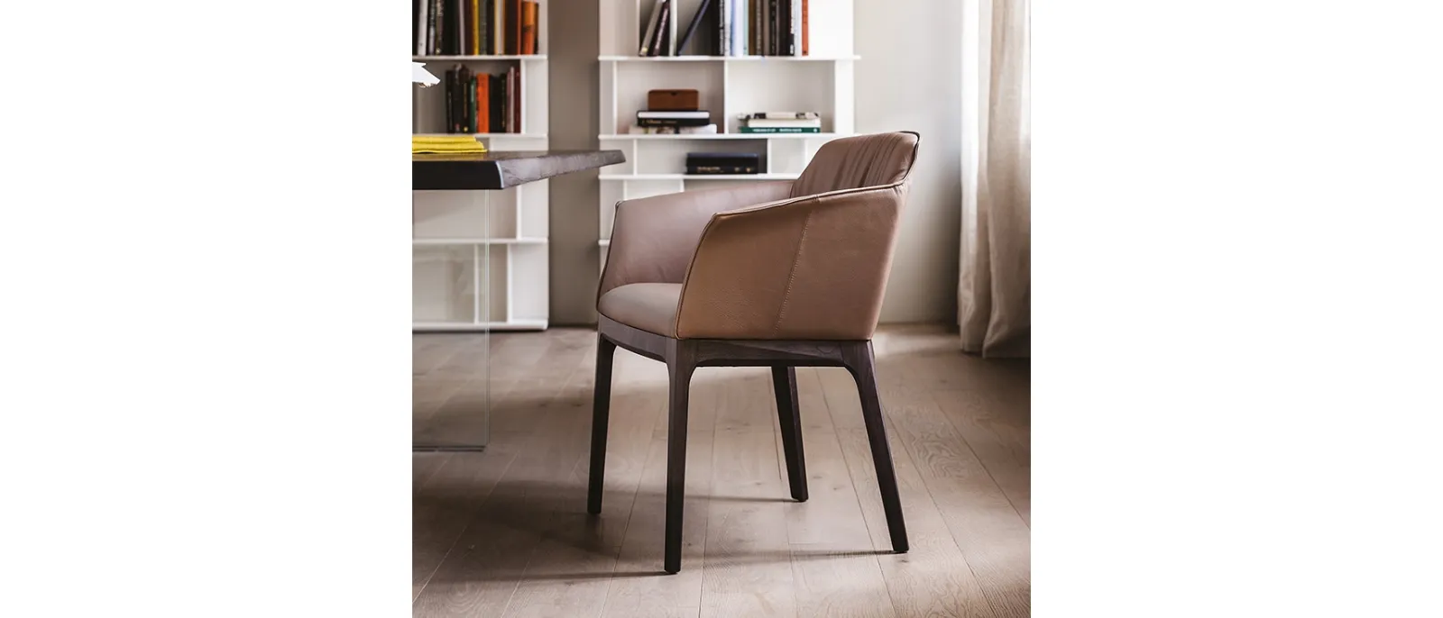 Sedia Musa in pelle con base in legno di Cattelan Italia