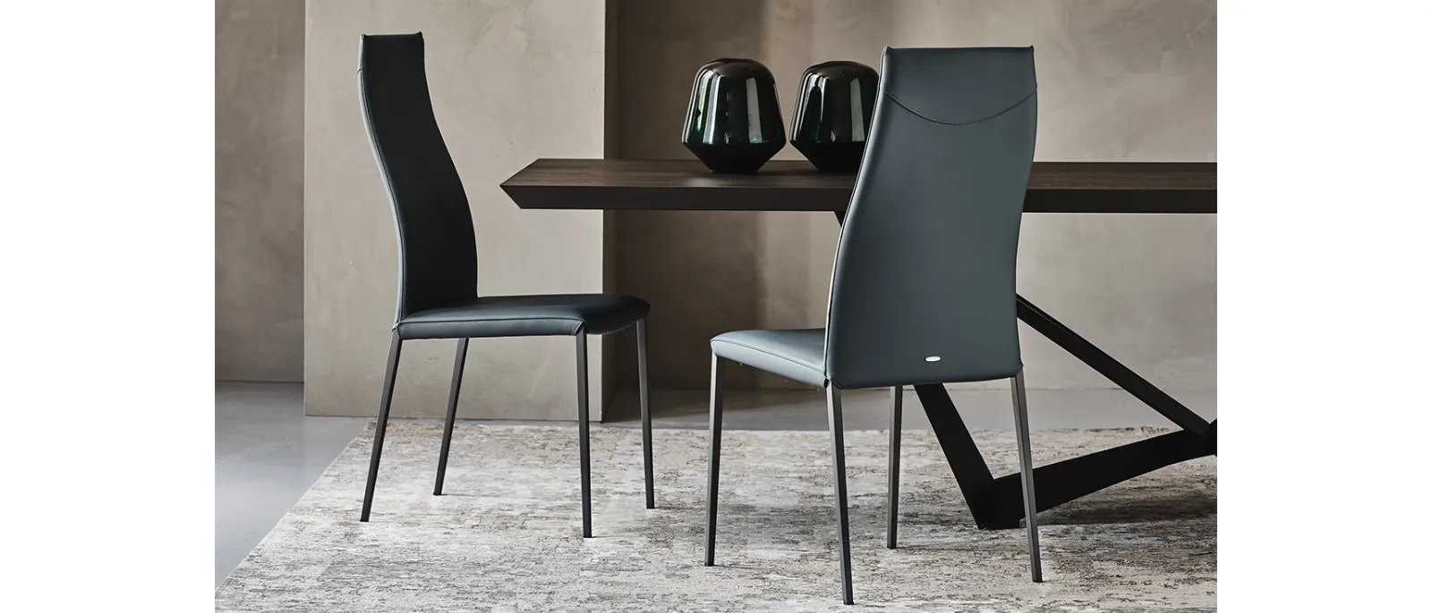Sedia in pelle con schienale alto e struttura leggera in alluminio Norma ML di Cattelan Italia