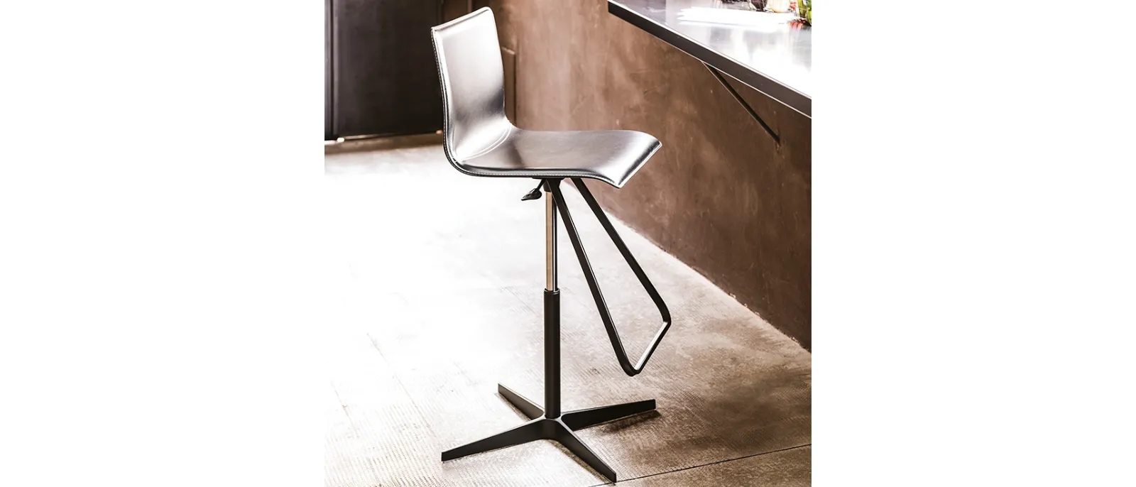 Sgabello in acciaio e cuoio Toto X di Cattelan Italia