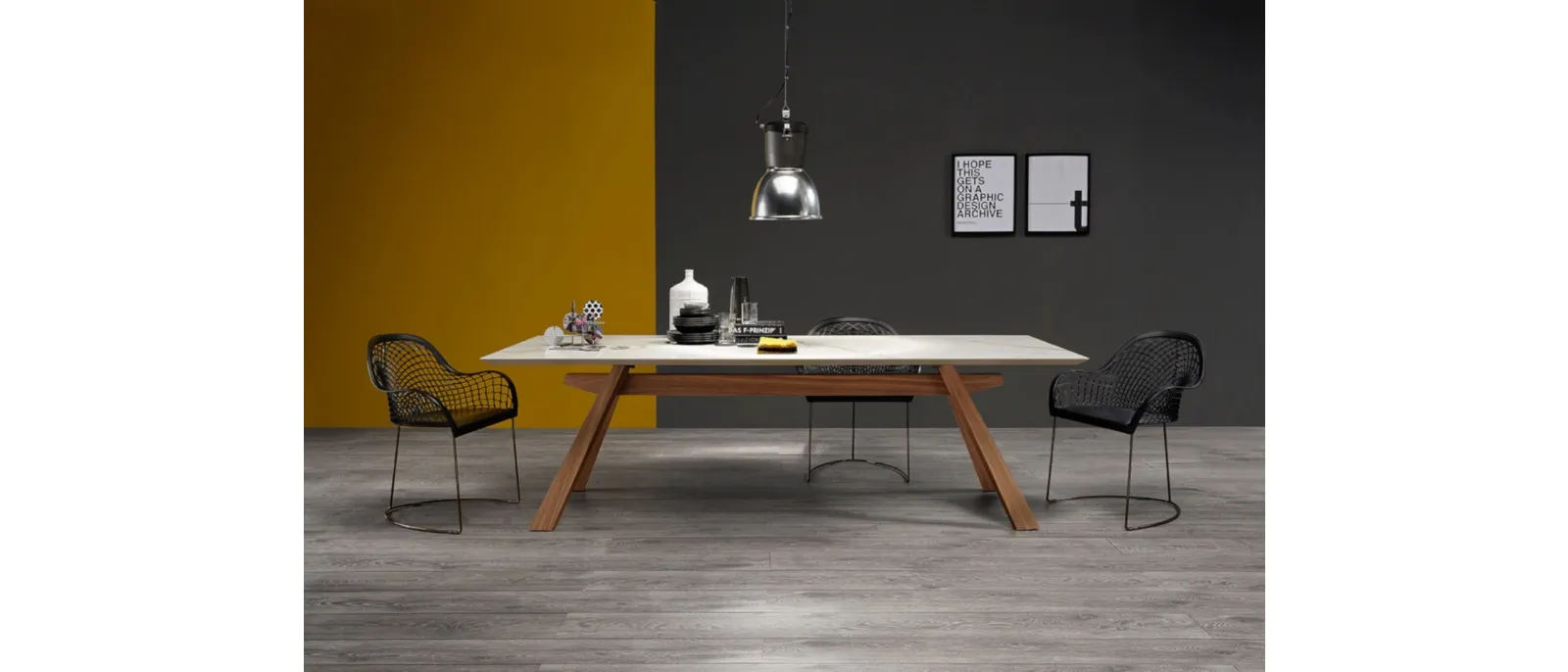 Sedia in cuoio con braccioli con base a slitta in acciaio Guapa PM C U di Midj