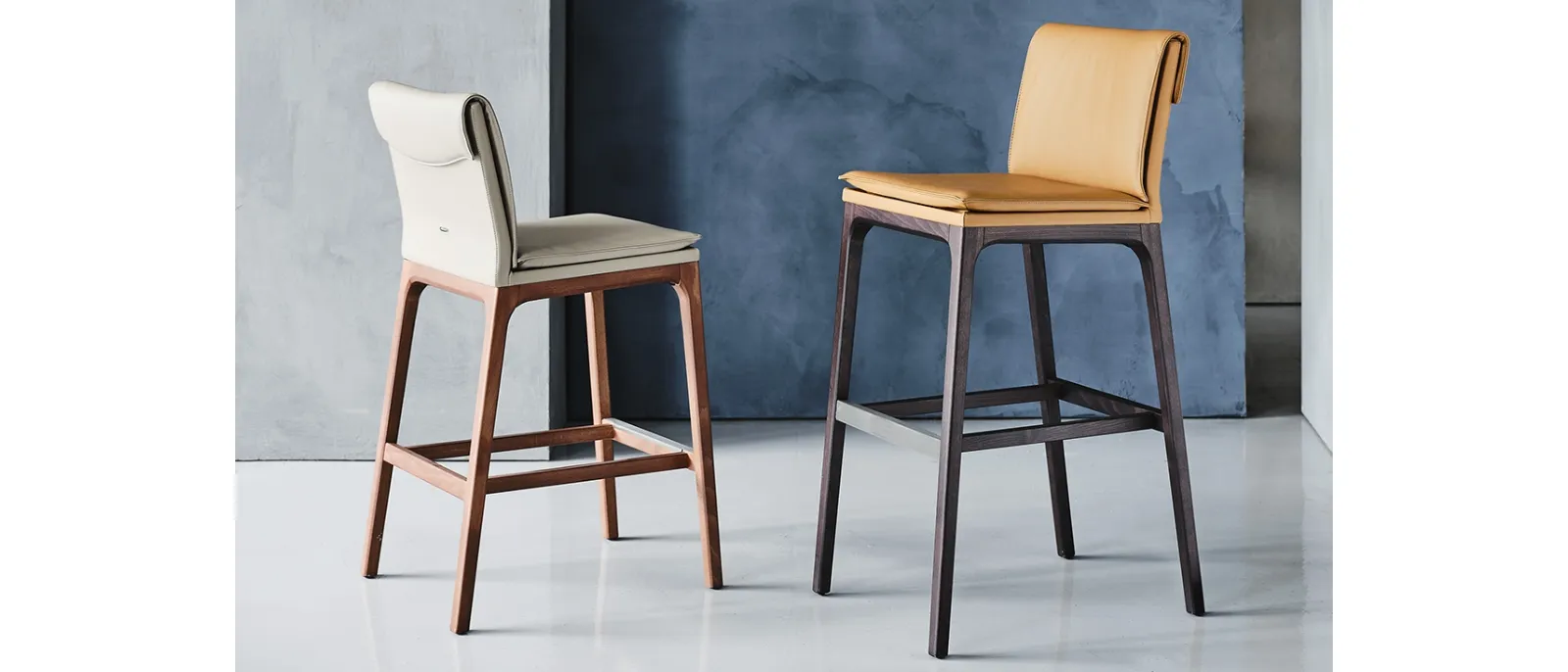 Sgabello in ecopelle con struttura in legno Sofia di Cattelan Italia