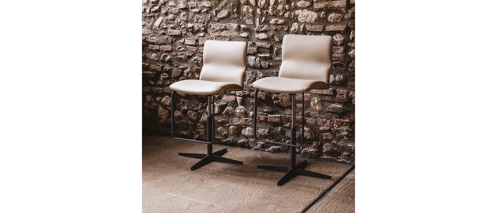 Sgabello in acciaio verniciato con seduta in pelle Victor X di Cattelan Italia