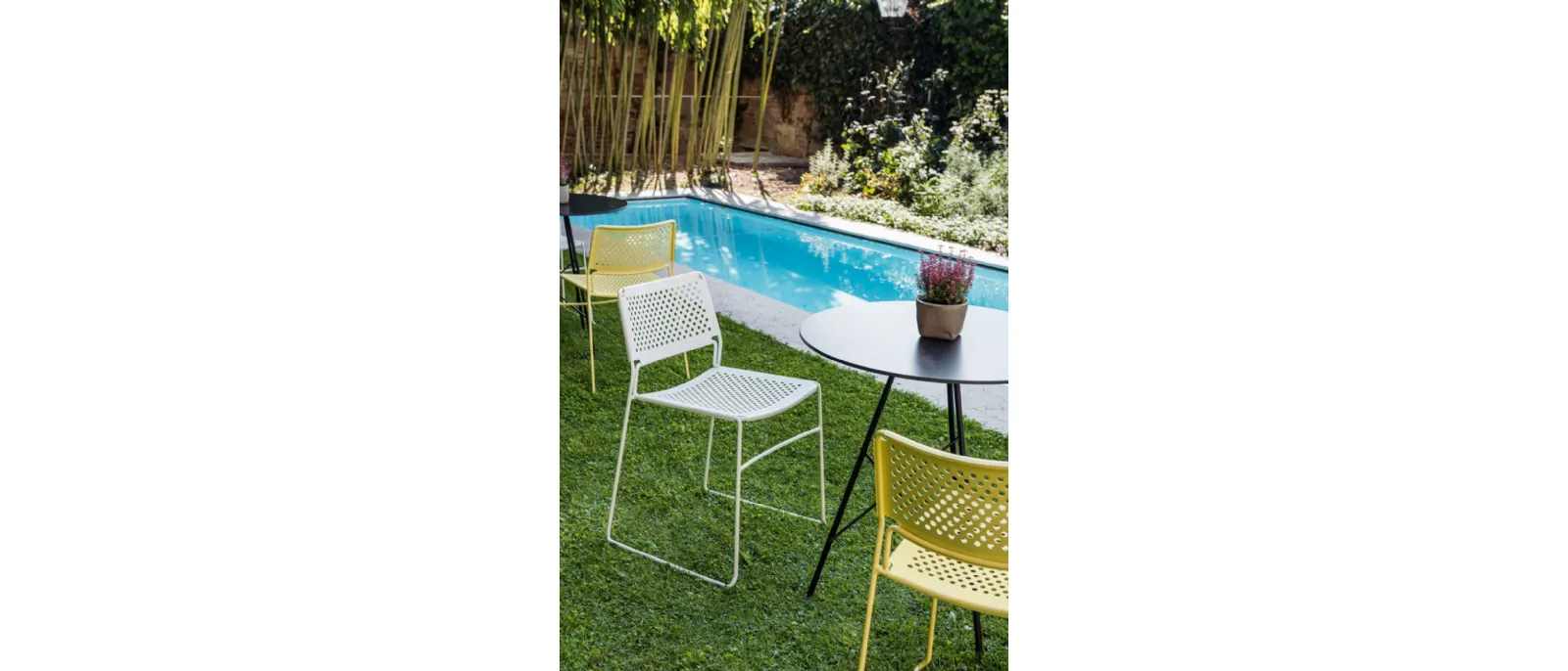Sedia impilabile in acciaio con gambe a slitta Slim S M di Midj