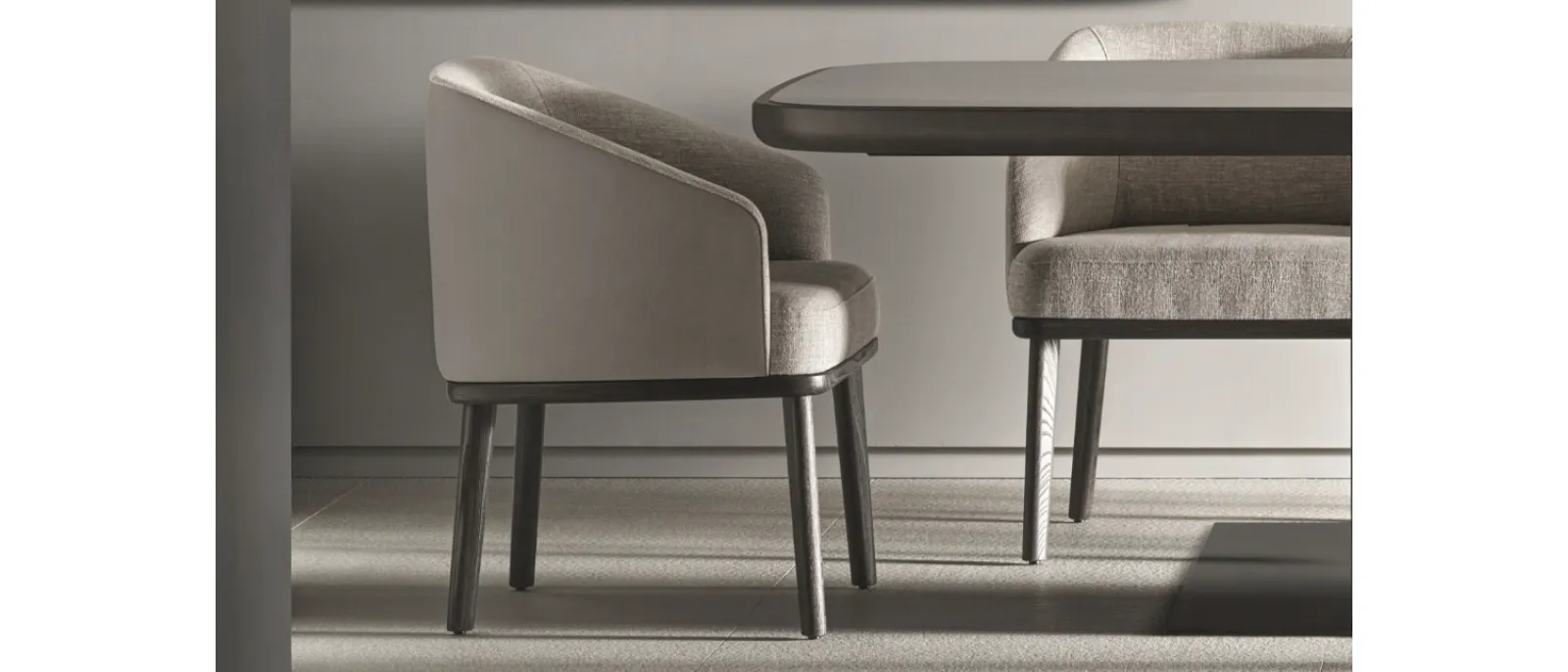 Sedia St Tropez in tessuto con gambe in legno massello di Ditre Italia