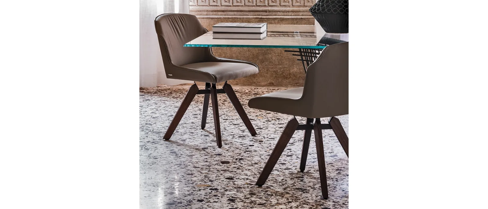 Sedia Tyler in pelle con gambe in legno di Cattelan Italia