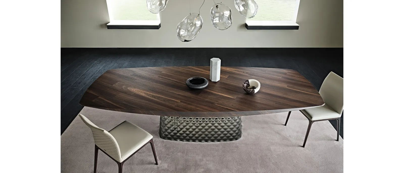 Tavolo con base in cristallo specchiato e piano in legno Atrium Wood di Cattelan Italia