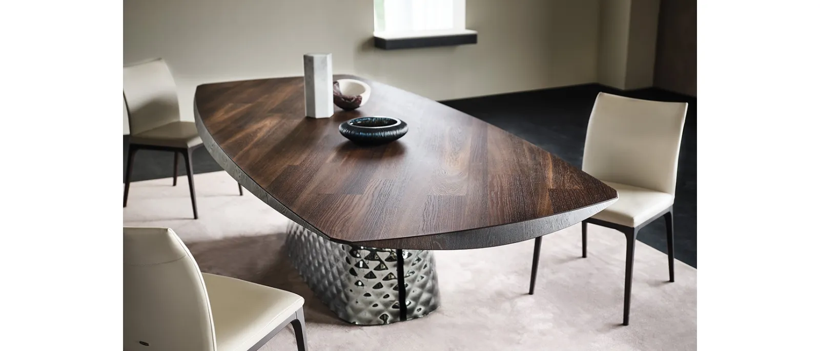 Tavolo con base in cristallo specchiato e piano in legno Atrium Wood di Cattelan Italia