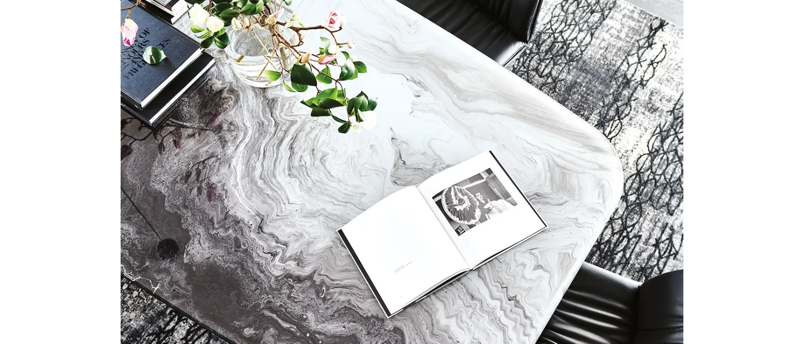 Tavolo con base in metallo e top in cristallo decorato con stampa artistica Eliot Crystalart di Cattelan Italia