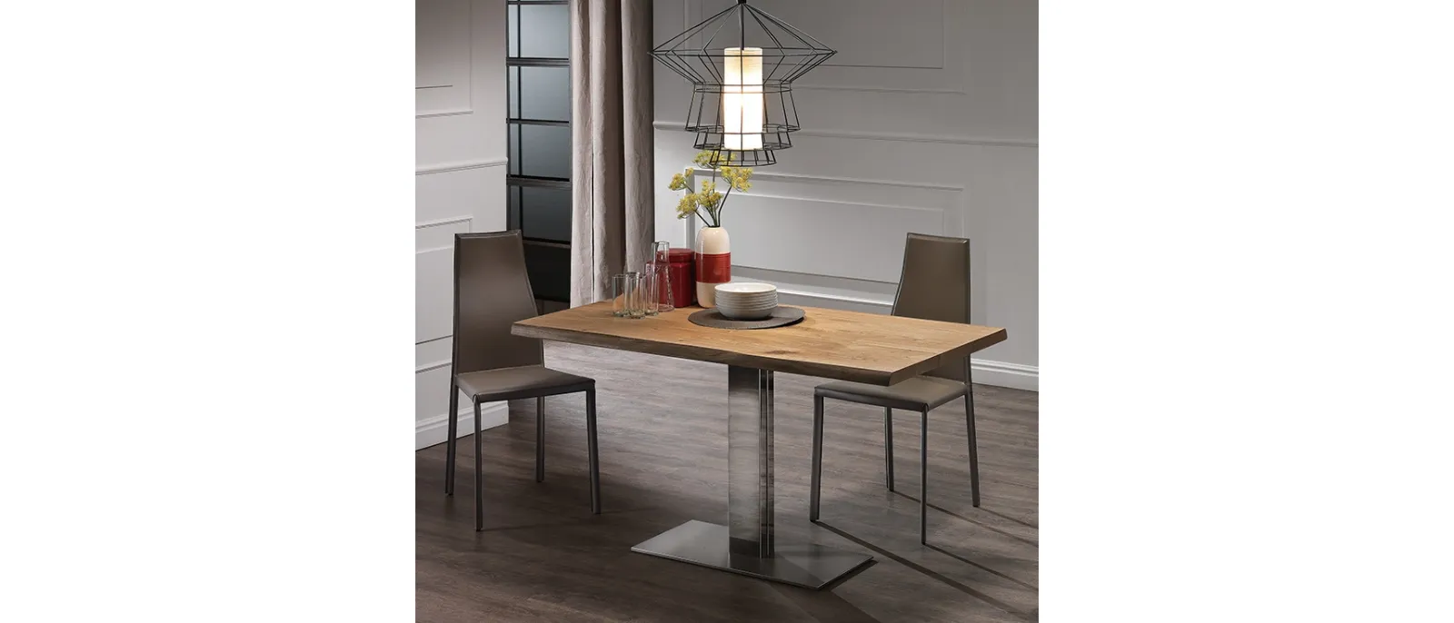 Tavolo con base in acciaio e piano in legno di noce Elvis Wood di Cattelan Italia