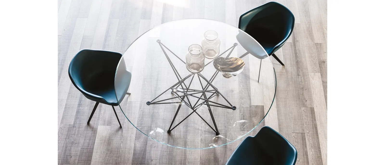 Tavolo con base in acciaio e piano in cristallo bisellato Gordon di Cattelan Italia