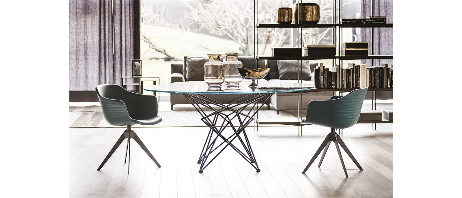 Tavolo con base in acciaio e piano in cristallo bisellato Gordon di Cattelan Italia