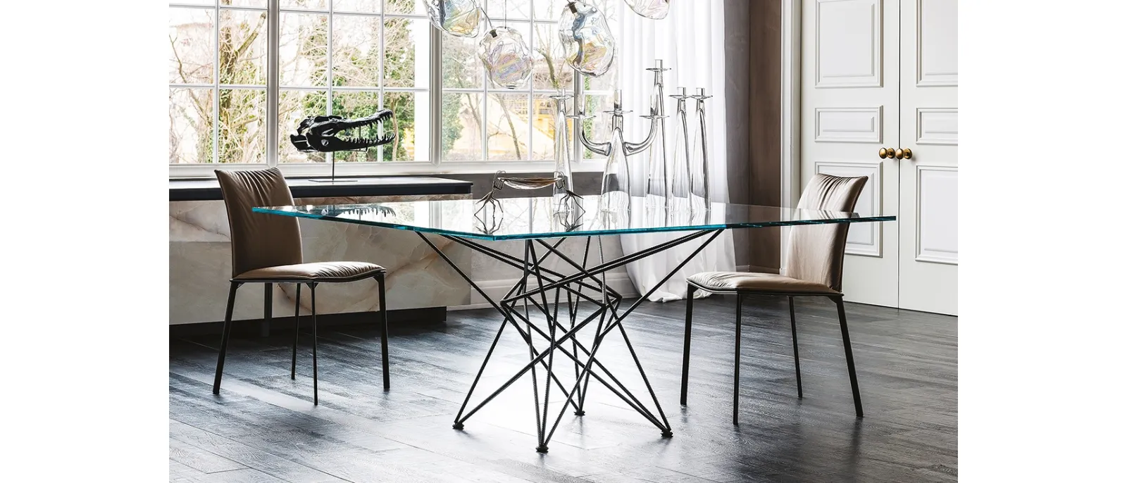 Tavolo con base in acciaio e piano in cristallo bisellato Gordon di Cattelan Italia