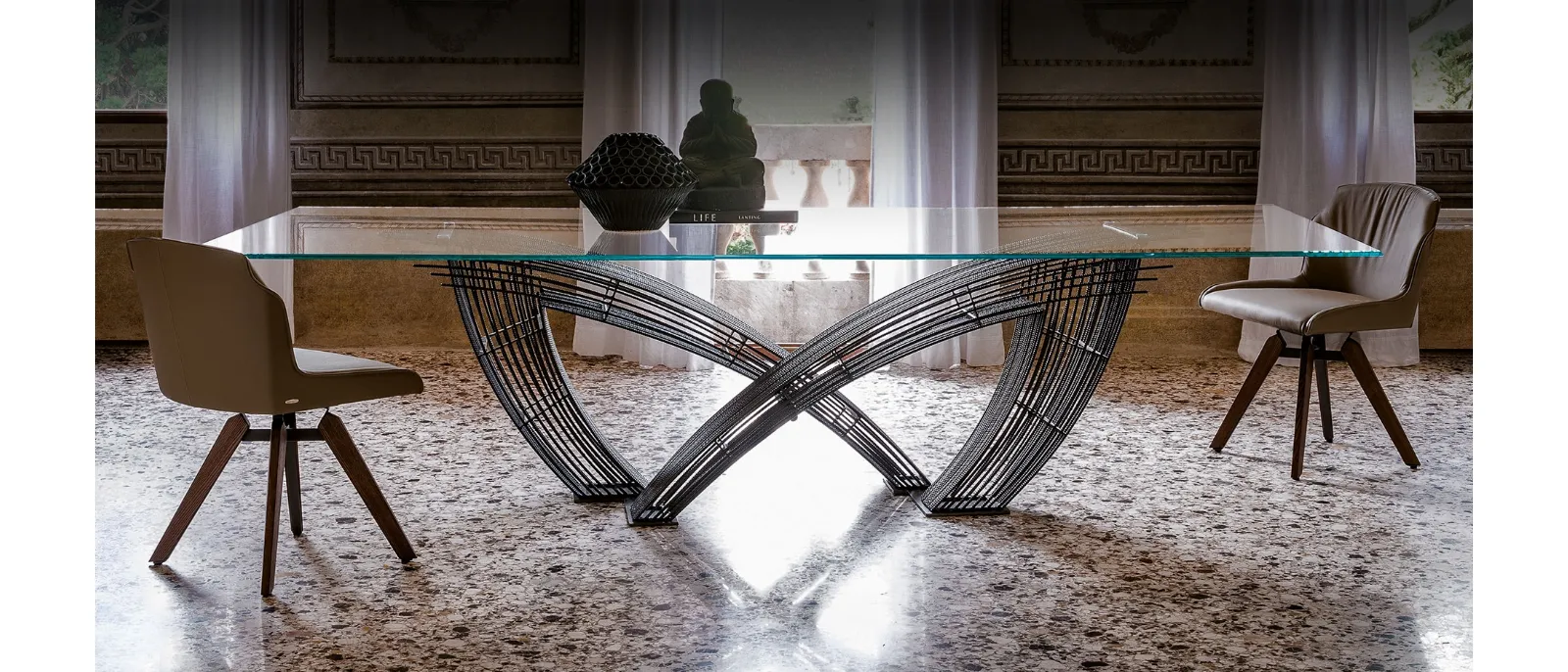 Tavolo in vetro con gambe intrecciate Hystrix di Cattelan Italia