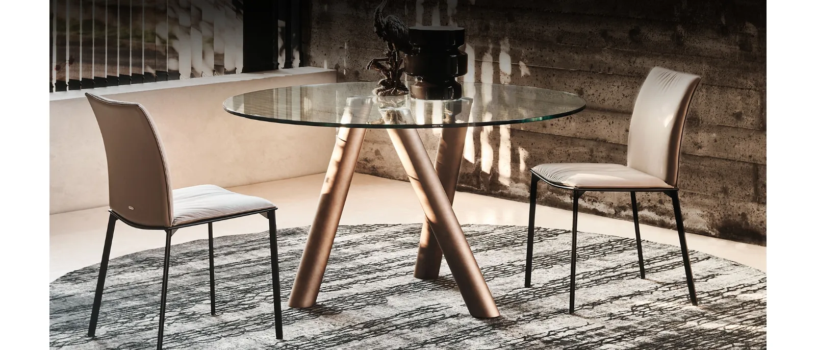 Tavolo rotondo con tre gambe in acciaio tubolare e piano in cristallo Ray di Cattelan Italia
