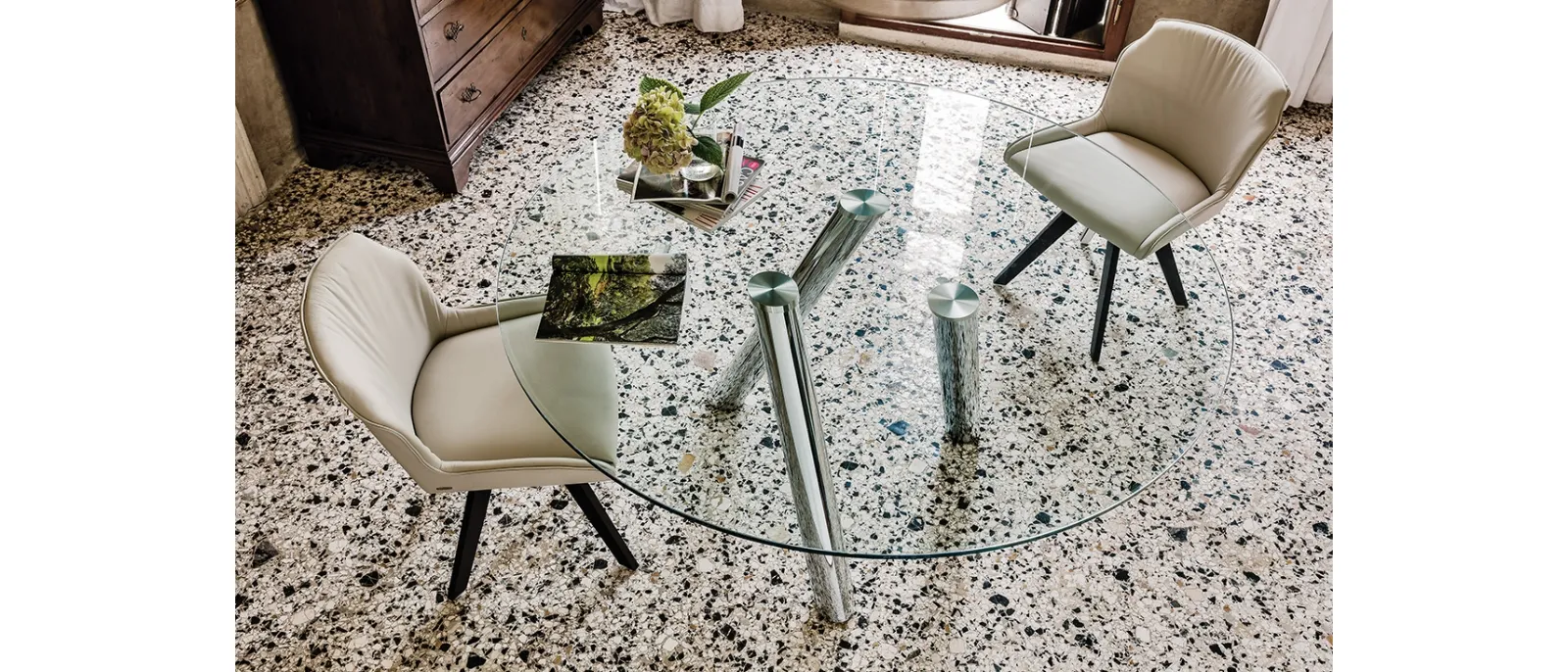 Tavolo rotondo con tre gambe in acciaio tubolare e piano in cristallo Ray di Cattelan Italia