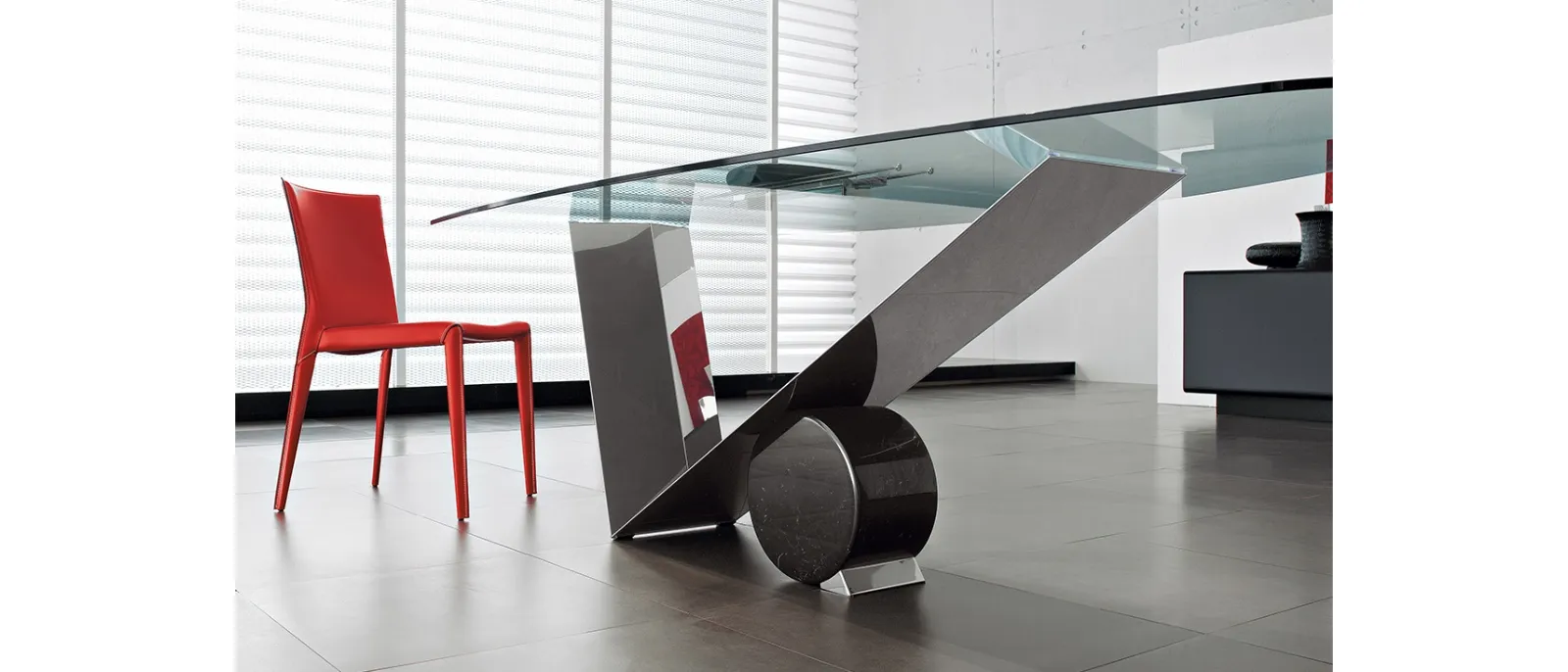 Tavolo in vetro con base in acciaio Inox lucido Valentinox di Cattelan Italia