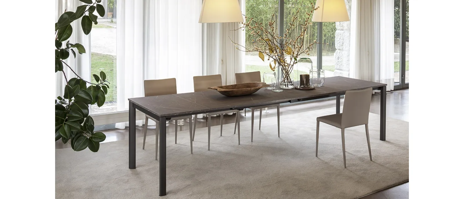Tavolo allungabile con top in ceramica e base in metallo Compasso di Altacom