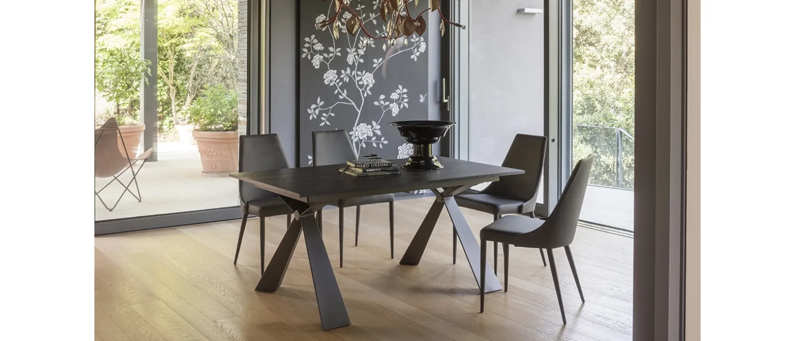 Tavolo allungabile Delta con top in nobilitato Rovere nero e struttura in metallo di Altacom