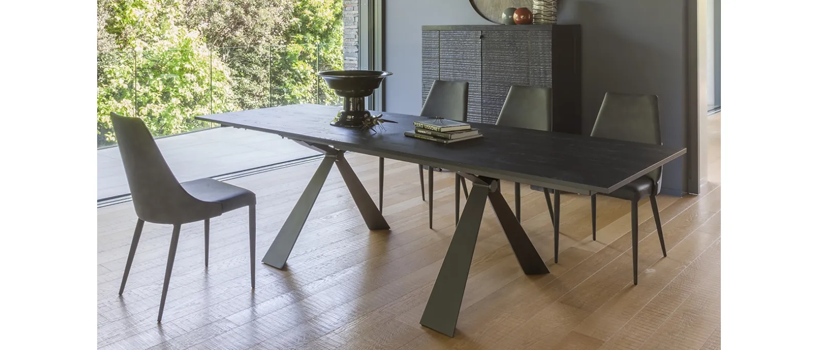 Tavolo allungabile Delta con top in nobilitato Rovere nero e struttura in metallo di Altacom
