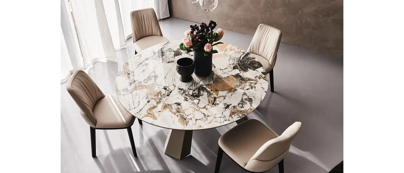 Tavolo rotondo con base a 3 gambe in acciaio e piano in ceramica Eliot Keramik Round di Cattelan Italia