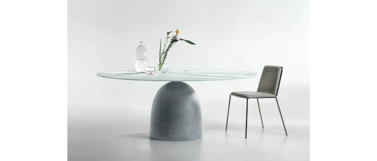 Tavolo Janeiro 2390X in vetro effetto marmo e base in cemento di Lago
